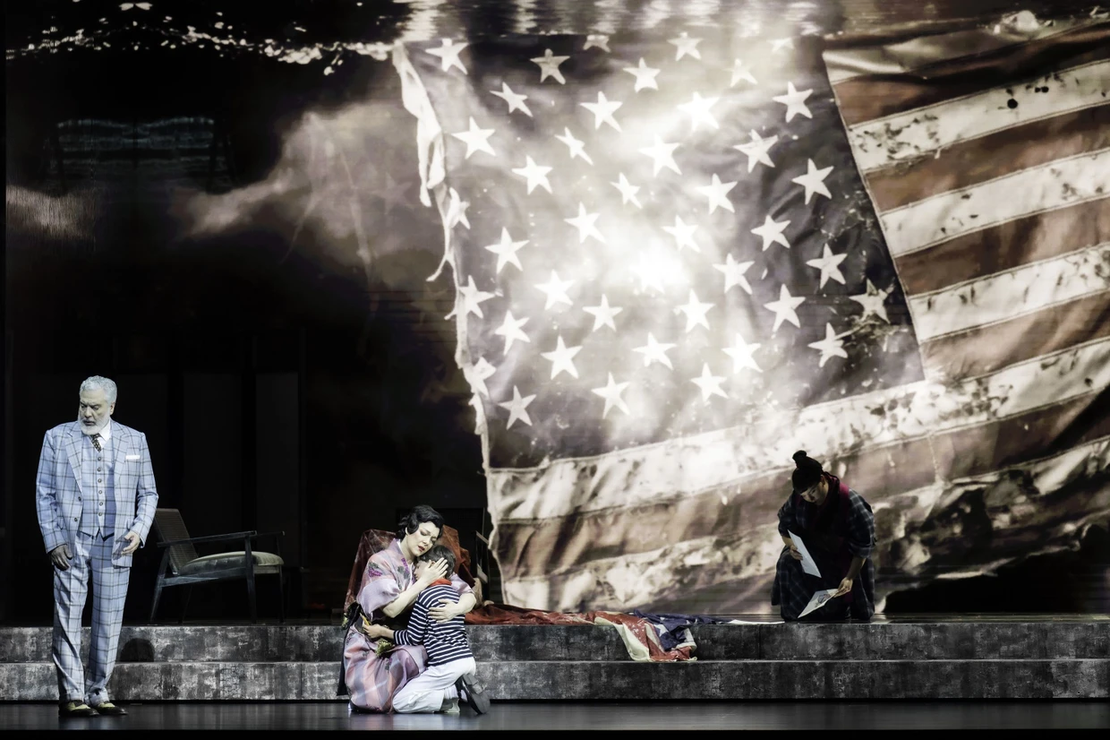 Eleonara Buratto als Cio-Cio-San, genannt „Madama Butterfly“, Jonathan Tetelman als Leutnant Pinkerton in Baden-Baden