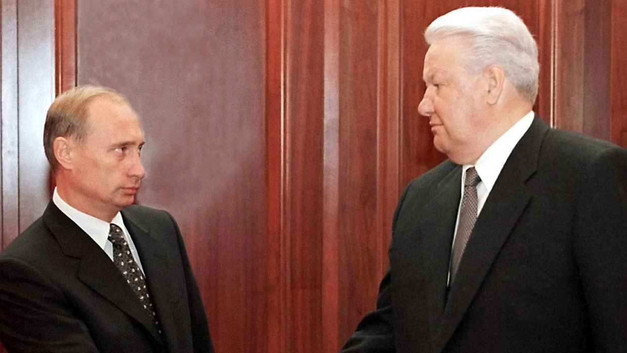 Das Verhängnis beginnt: Der russische Präsident Boris Jelzin (r.) schüttelt dem designierten Ministerpräsidenten Wladimir Putin am 10. August 1999 zur Begrüßung im Moskauer Kreml die Hand.