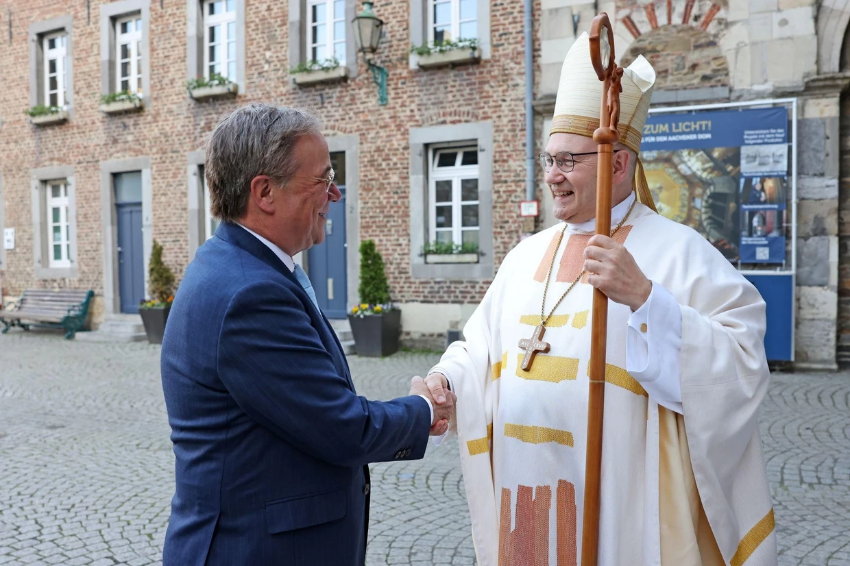 In karolingischer Tradition ist der gute Wille wechselseitig: Armin Laschet und der Bischof von Aachen, Helmut Dieser, am Rande der Karlspreisverleihung 2024.