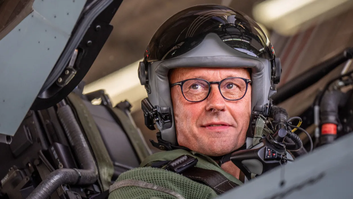 CDU-Chef Friedrich Merz sitzt im Cockpit eines Eurofighters der Bundeswehr.