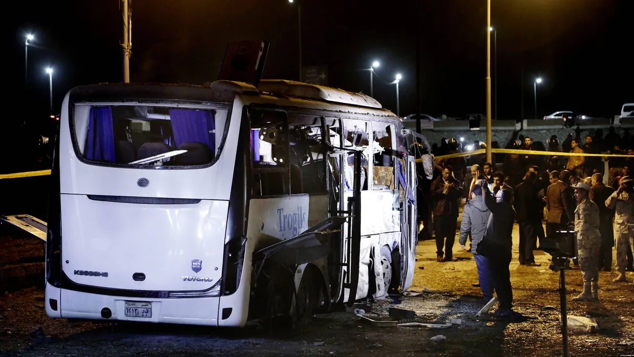 Sicherheitskräfte stehen nach dem Bombenanschlag auf den Bus am Anschlagsort.