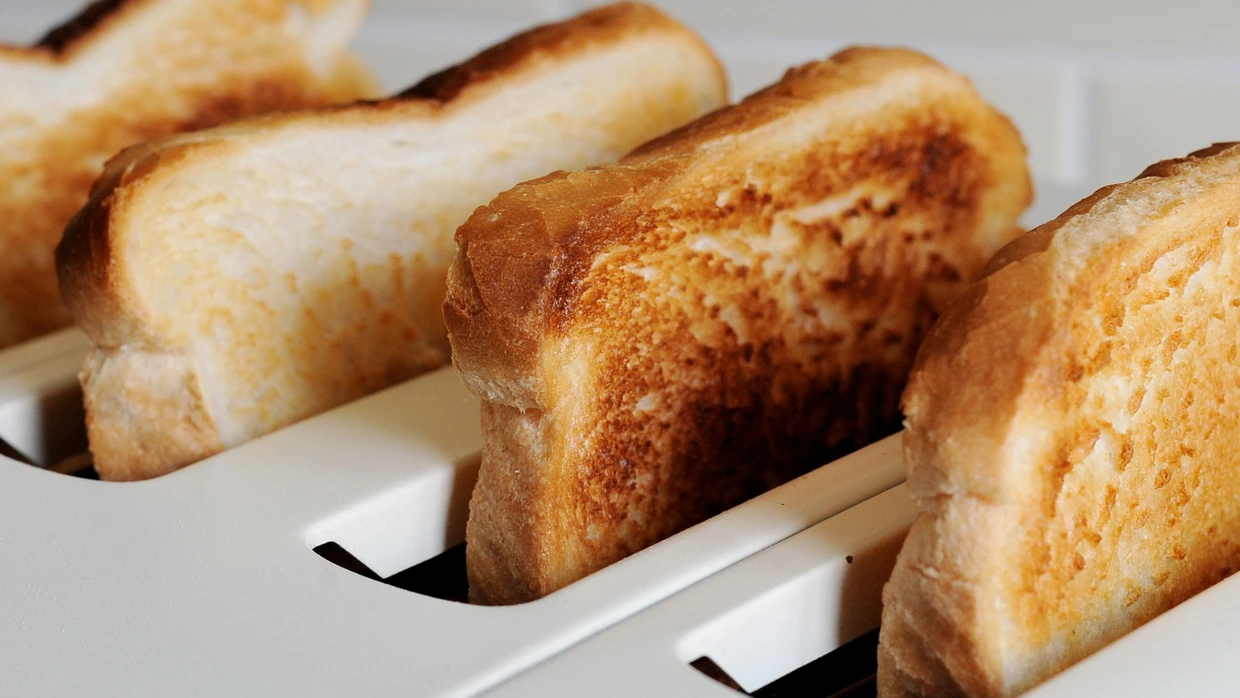 Hochverarbeitetes Toastbrot hat mit selbst gebackenem Vollkornbrot nicht viel zu tun.