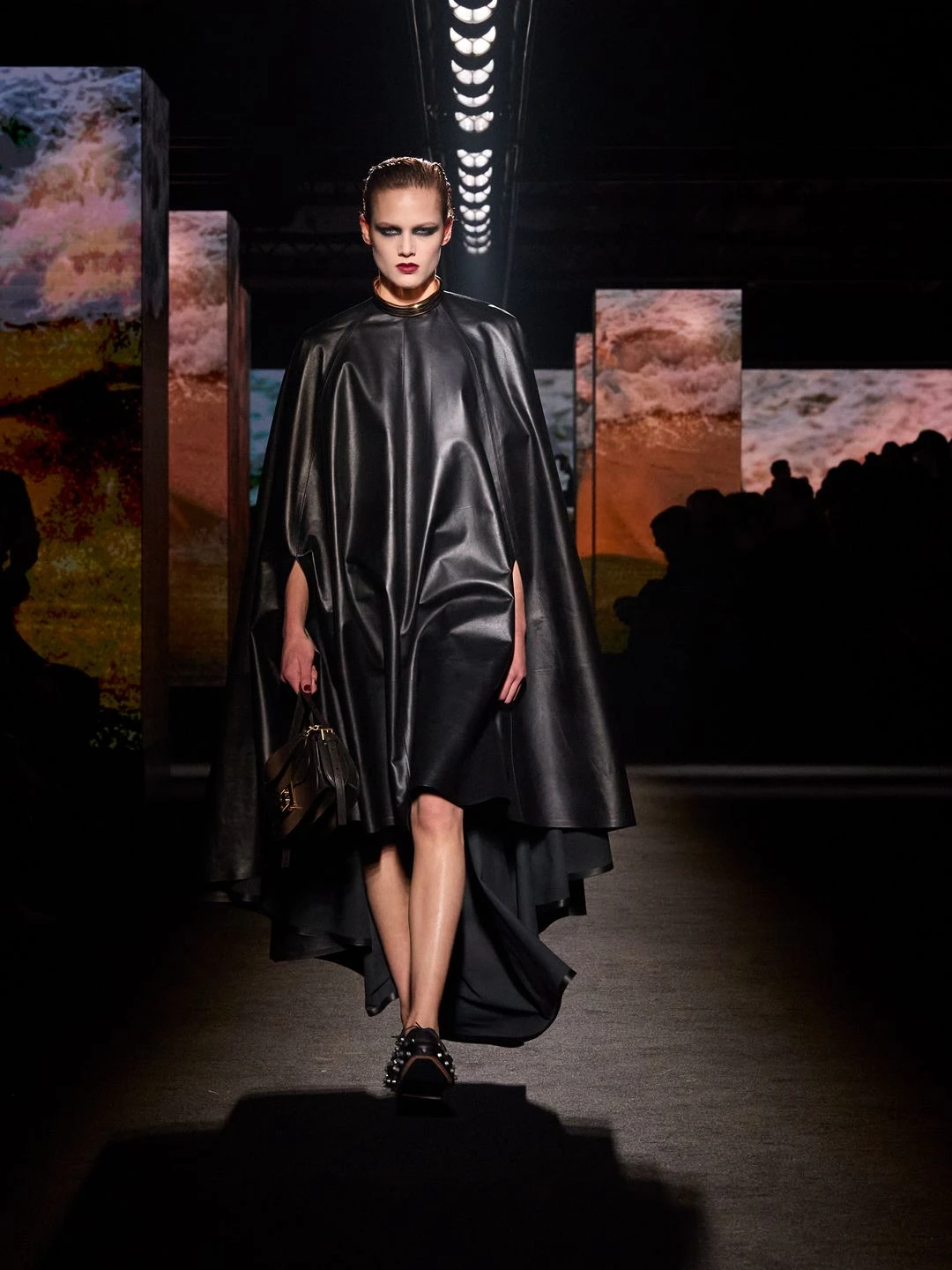 Lebensfreude sieht anders aus: Die Marke Balenciaga nimmt sich sehr zurück.