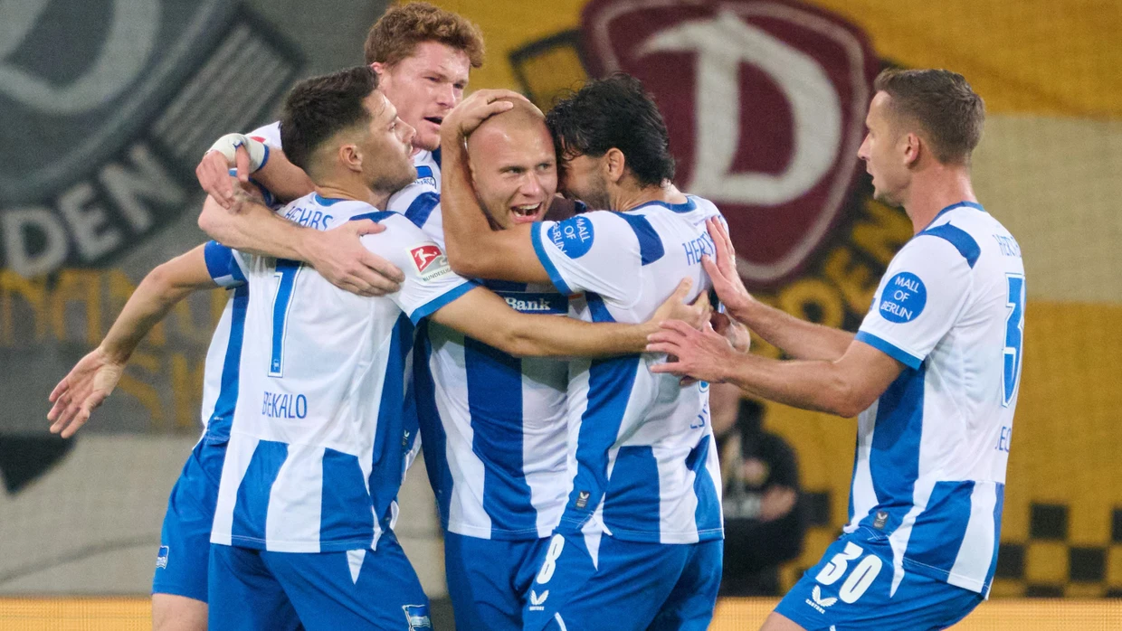 Jon Dagur Thorsteinsson jubelt nach seinem Tor zum 1:1 mit seinen Mitspielern.