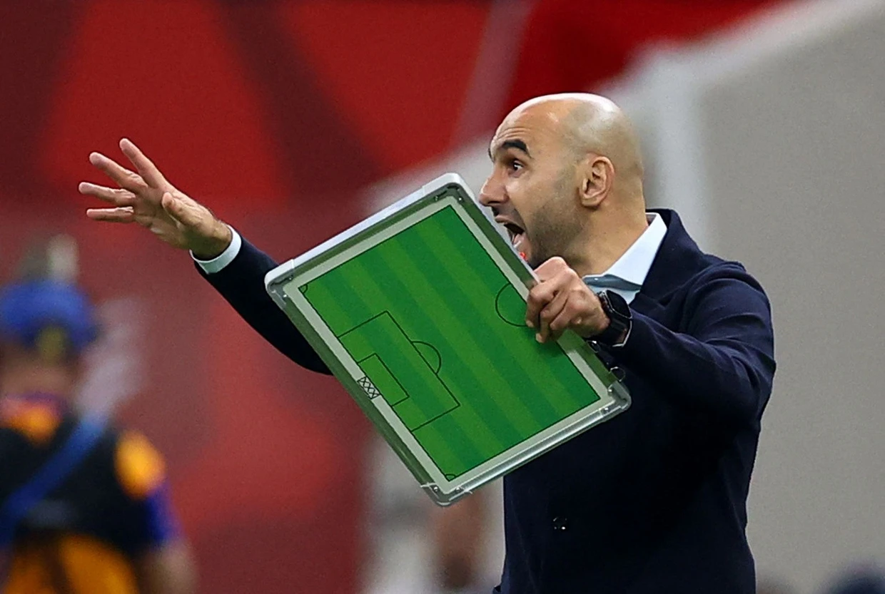 Anweisung mit Taktiktafel: Walid Regragui gelang mit Marokko bei der WM in Qatar sensationell der Viertelfinaleinzug.