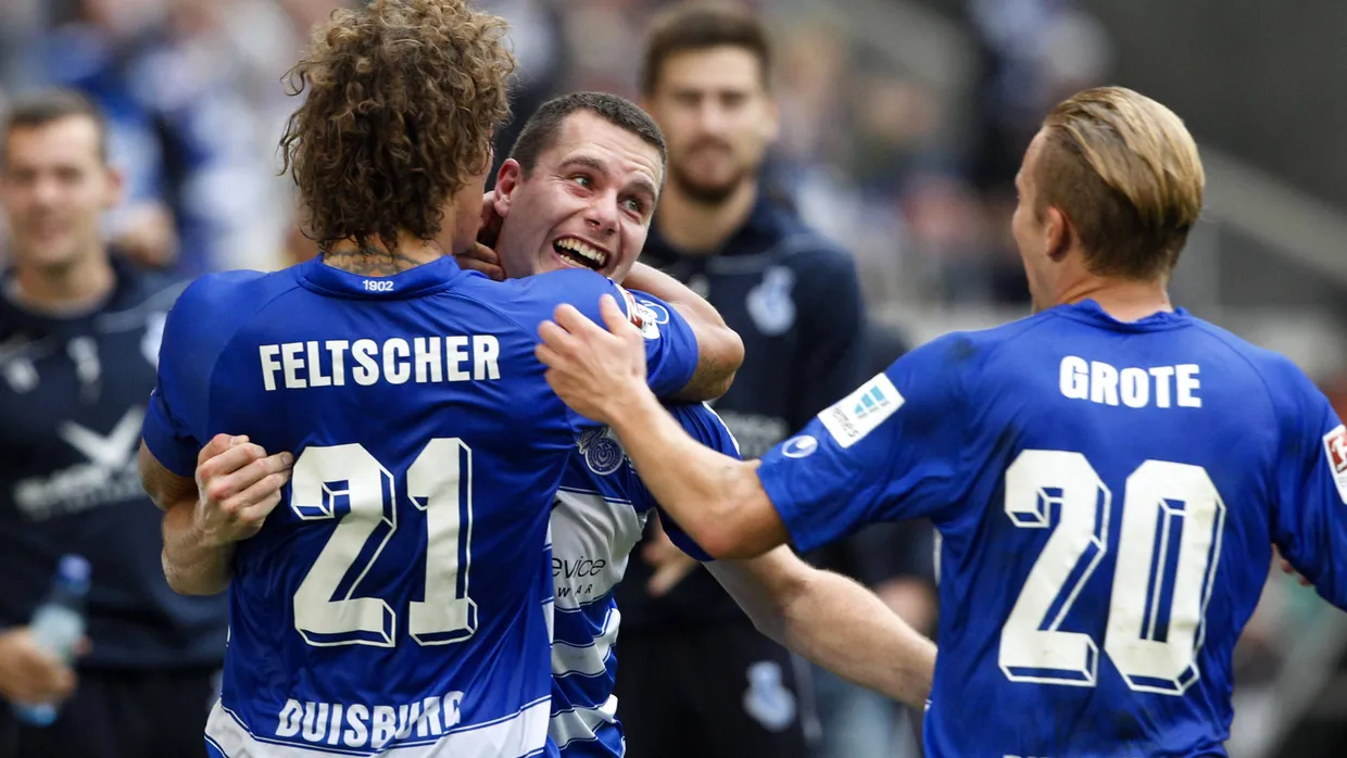 Punktgewinn gegen ein Spitzenteam: Der Duisburger Torschütze Thomas Bröker (Mitte) jubelt mit Rolf Feltscher (links) und Dennis Grote über das 1:1 gegen den SC Freiburg.
