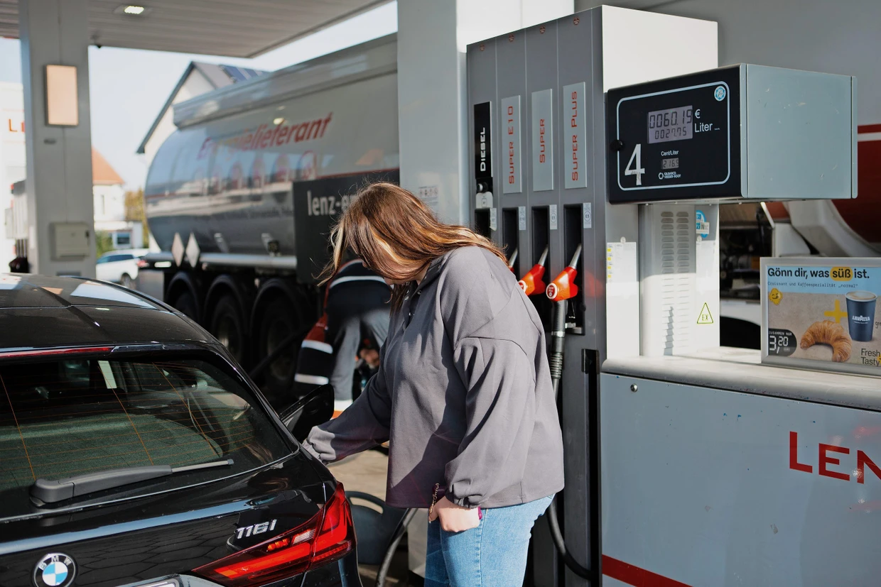 Michelle tankt ihren Wagen auf.