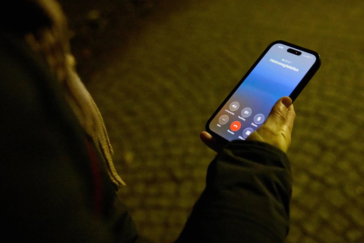 Die Nummer schon eingespeichert zu haben, kann die Hemmschwelle senken, den Anruf zu tätigen.