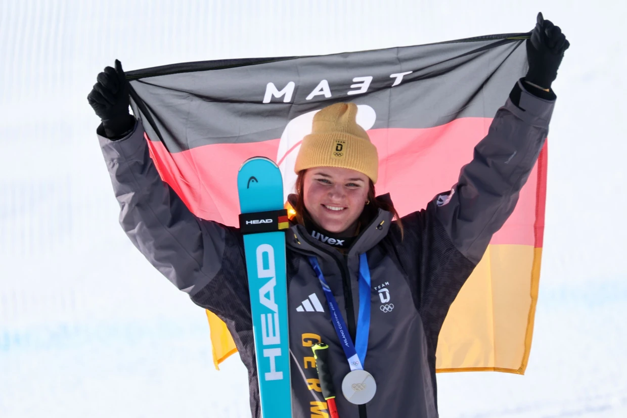 Emma Aicher gewinnt Silber in der Abfahrt.