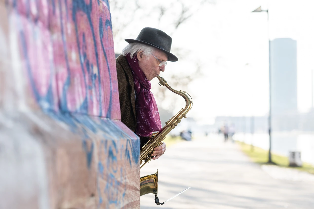„Hier kann ich so laut spielen, wie ich will“: Mathias Breuning spielt unter der Untermainbrücke Saxofon.