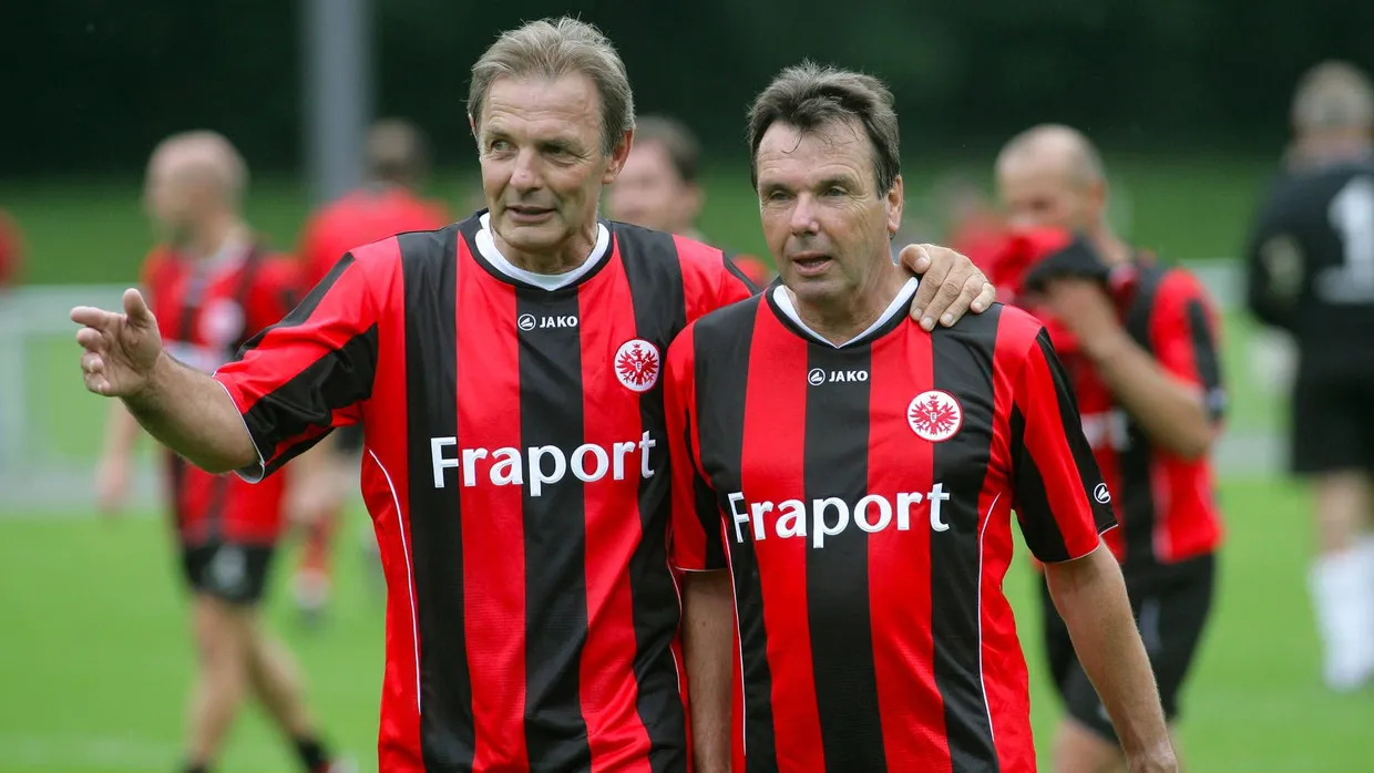 Wegweiser: Bundesliga-Rekordspieler Körbel weiß, wie es geht – und gehört auch deshalb zu den engsten Beratern von Vorstandschef Heribert Bruchhagen.