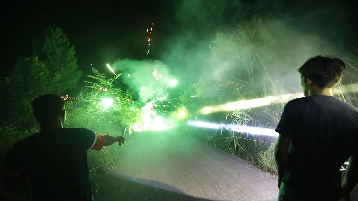 Mit Feuerwerk gegen die wilden Elefanten. Die Bewohner versuchen in der Nacht die wilden Elefanten aus ihrer Siedlung zu vertreiben.