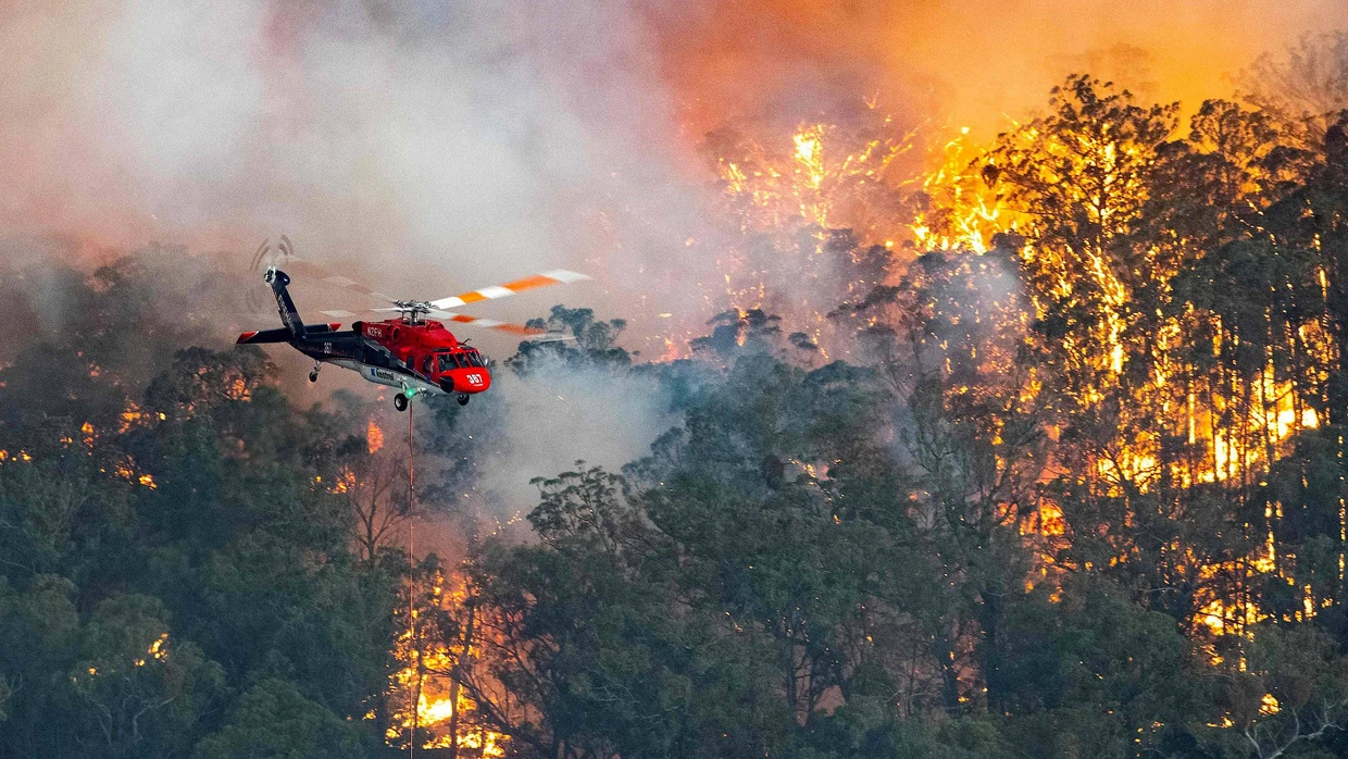Ein Helikopter ist über einem Feuer nahe Bairnsdale im Einsatz.