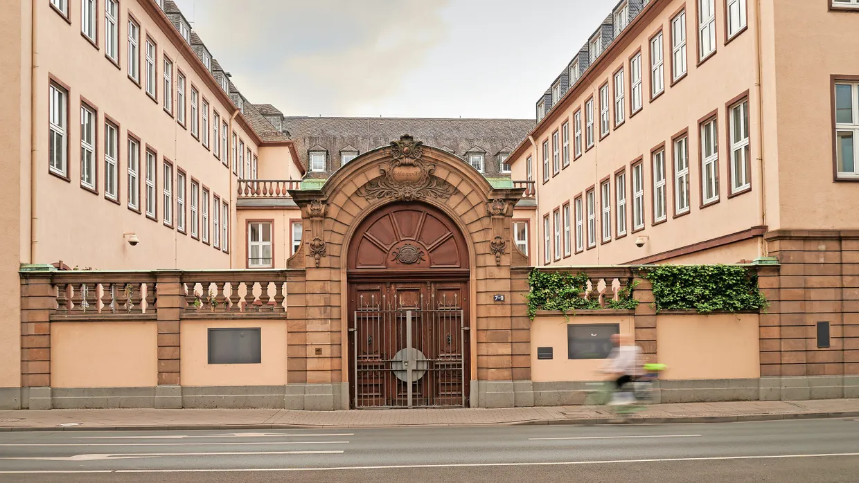 Bausubstanz der Nachkriegszeit: So präsentierte sich der Bethmannhof nach dem Auszug der Bethmannbank.