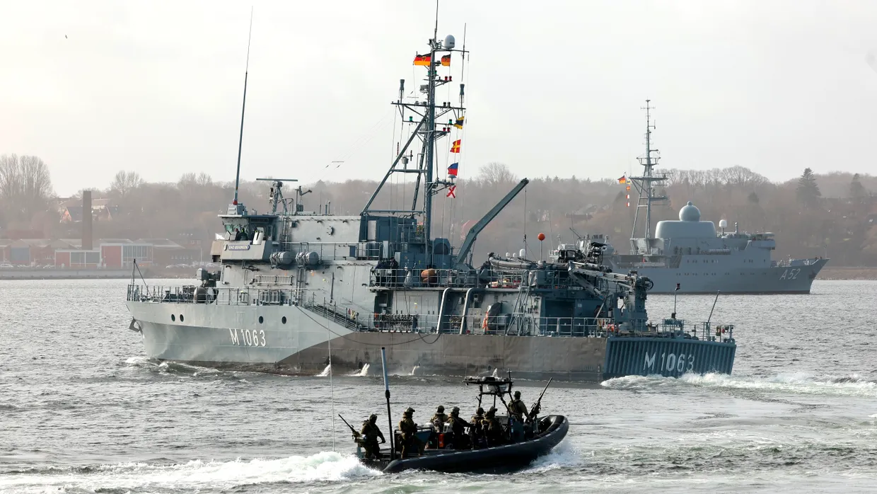 Das Minenjagdboot Bad Bevensen der Frankenthal-Klasse fährt 2023 zu einem Manöver in der Eckernförder Bucht.