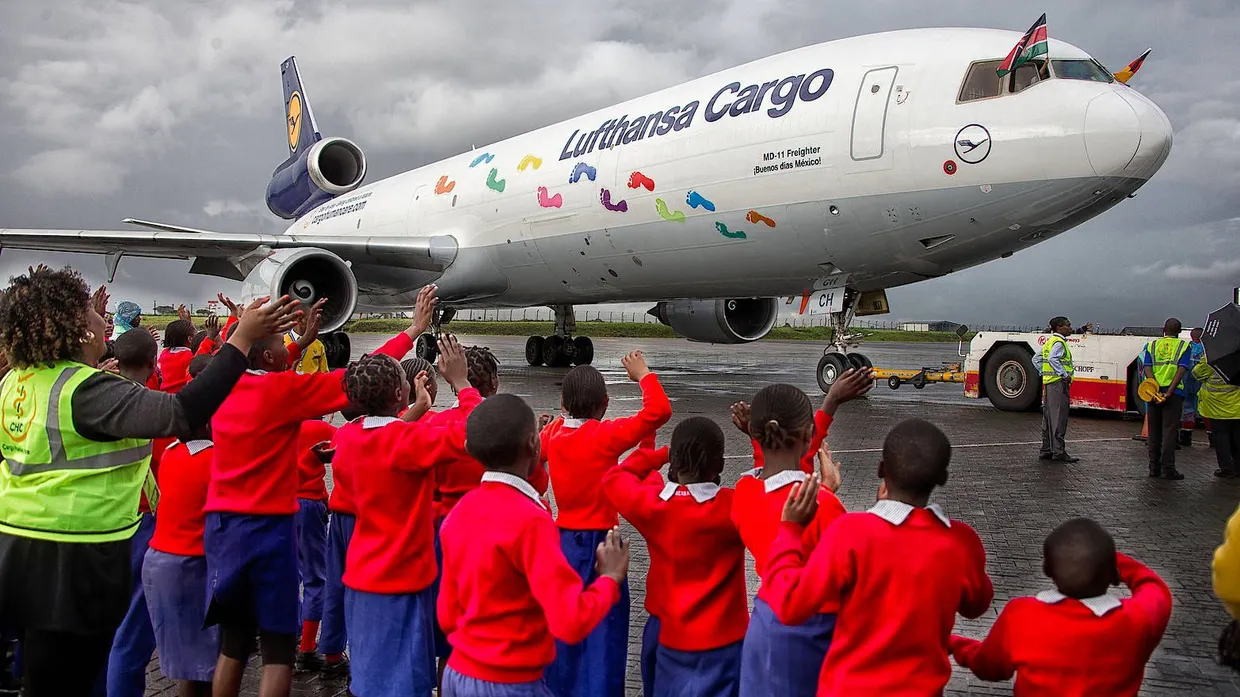 Vor dem Abschied: Eine McDonnell Douglas MD-11 der Lufthansa beteiligte sich 2015 in Nairobi an einer Hilfsaktion des Frankfurter Vereins Cargo Human Care.
