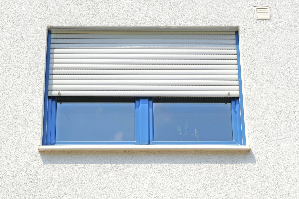 Halb auf oder halb zu? Was hinter den Fenstern ihrer Wohnung geschieht, geht Vermieter nichts an.