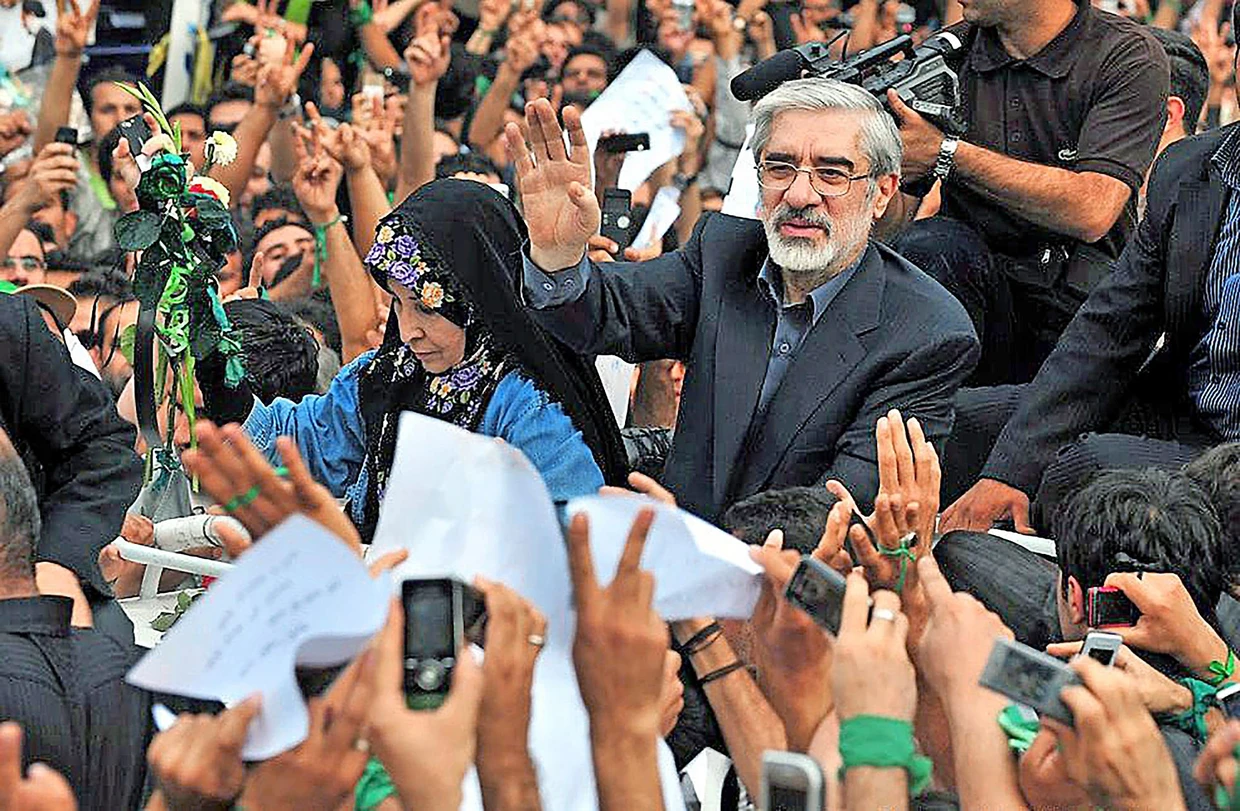 Mir Hossein Mussawi bei Protesten in Teheran nach der Präsidentenwahl 2009