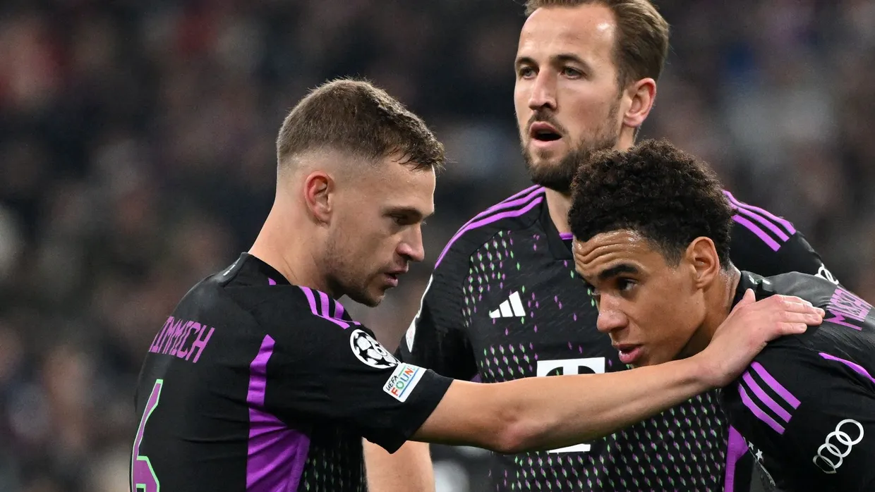 Es geht nicht weiter: Jamal Musiala (rechts) hat schlechte Nachrichten für Joshua Kimmich und Harry Kane (hinten).