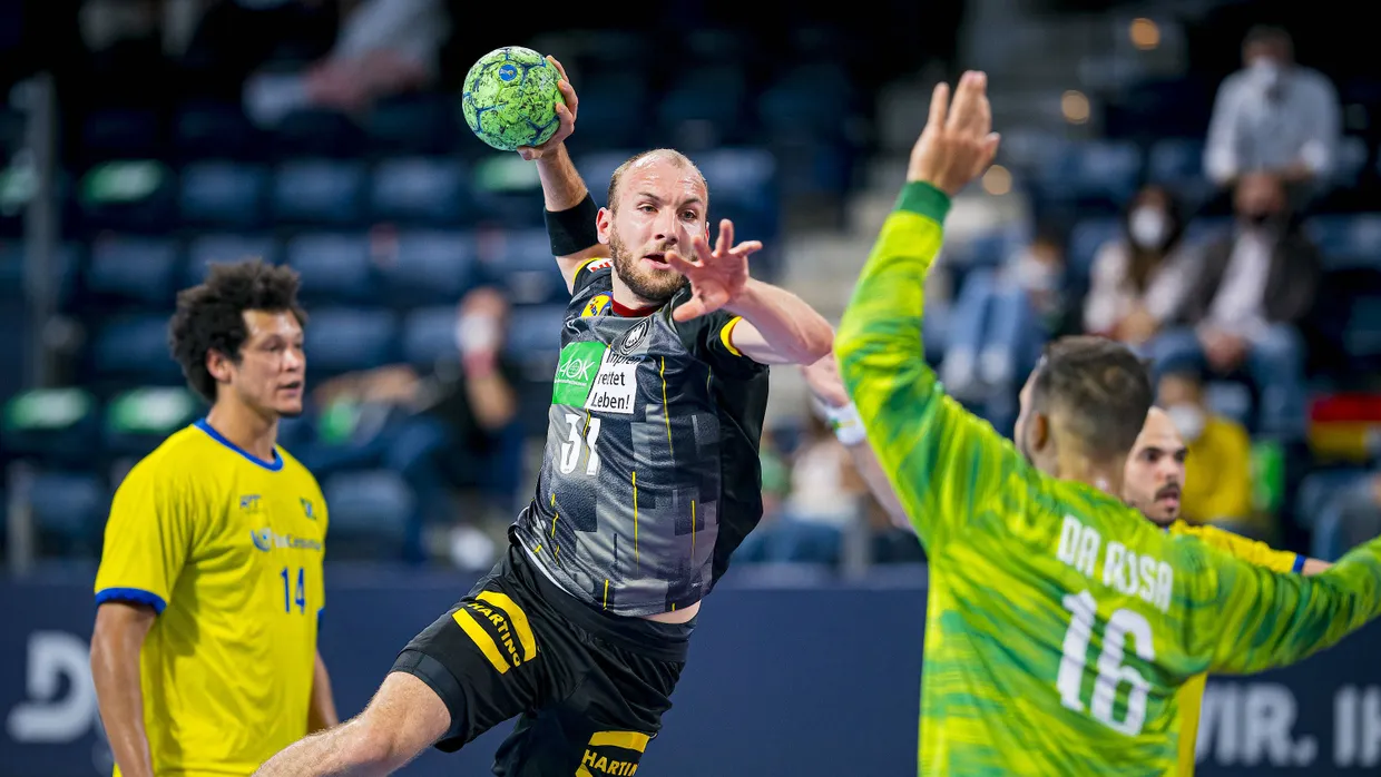 Marcel Schiller bezwingt den brasilianischen Torwart Rangel da Rosa.