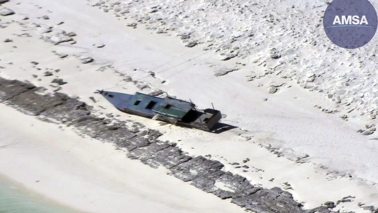 Auf diesem von der australischen Seesicherheitsbehörde zur Verfügung gestellten Foto ist das Fischerboot auf der Insel Bedwell, 313 Kilometer westlich von Broome, Australien, zu sehen.