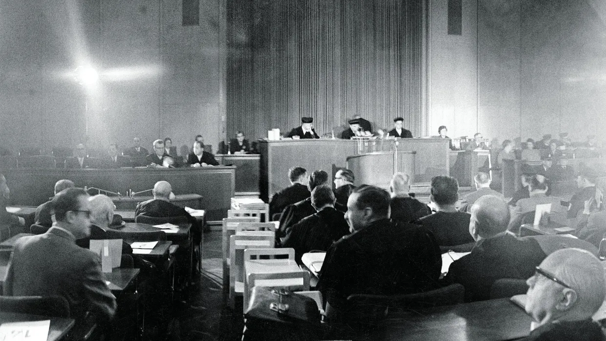 Eröffnung im Rathaus: Von Dezember 1963 bis April 1964 wurde der Auschwitzprozess im Plenarsaal des Frankfurter Römers geführt.