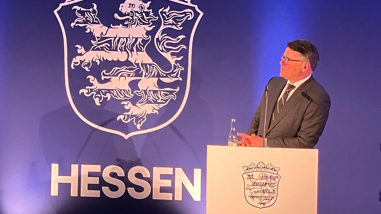 Ministerpräsident Boris Rhein hat die neue Marke seines Bundeslandes in der vergangenen Woche vorgestellt. Hessen hat sein Corporate Design anlässlich seiner Gründung vor 80 Jahren überarbeitet.