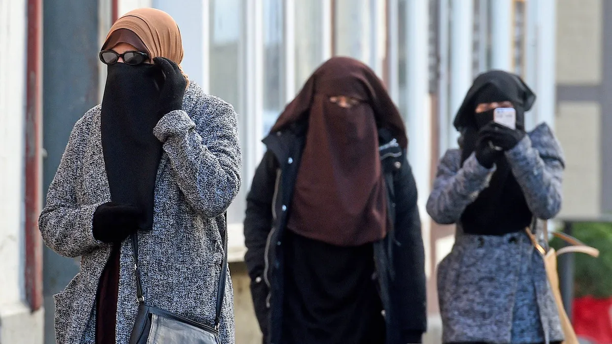 Verschleierte Frauen vor dem Oberlandesgericht im niedersächsischen Celle, wo heute das Urteil gegen Safia S. verkündet wurde