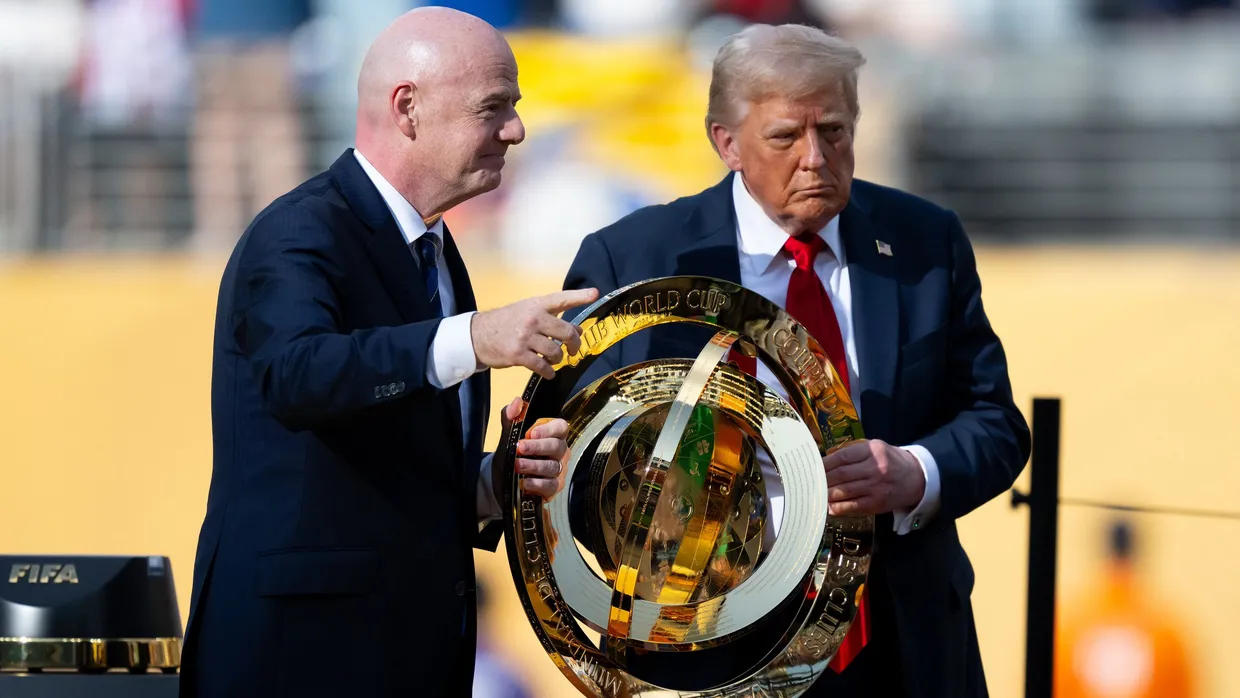 Donald Trump mit der Trophäe bei der Klub-WM 2025: FIFA-Präsident Gianni Infantino (links) hatte nichts dagegen.