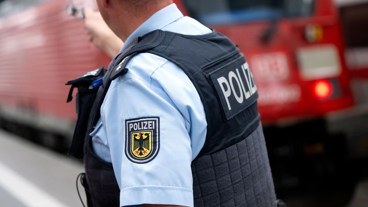 Archivbild zeigt einen Bundespolizisten vor einer Regionalbahn.