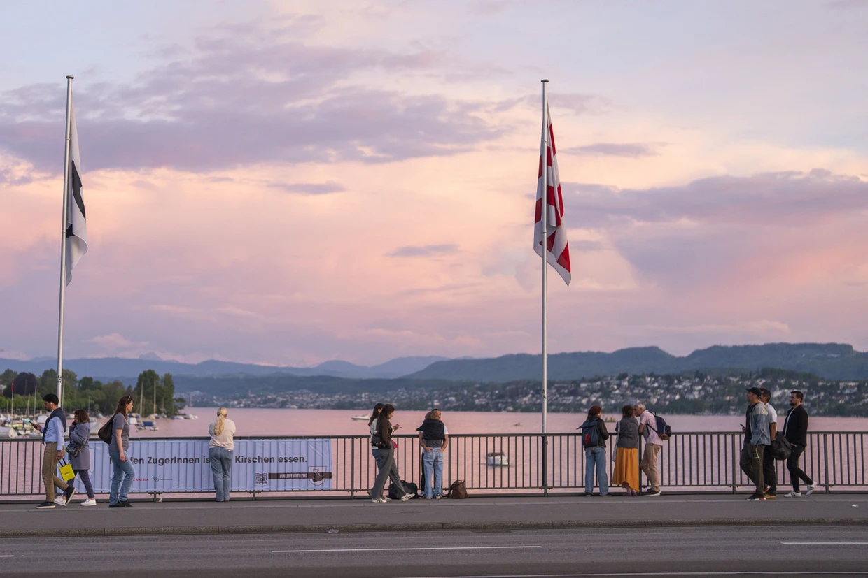 Sonnenuntergang in Zürich: Auf der Quaibrücke in der Innenstadt