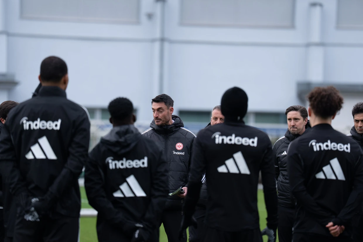 Albert Riera leitet erstmals das Training mit den Eintracht-Spielern.