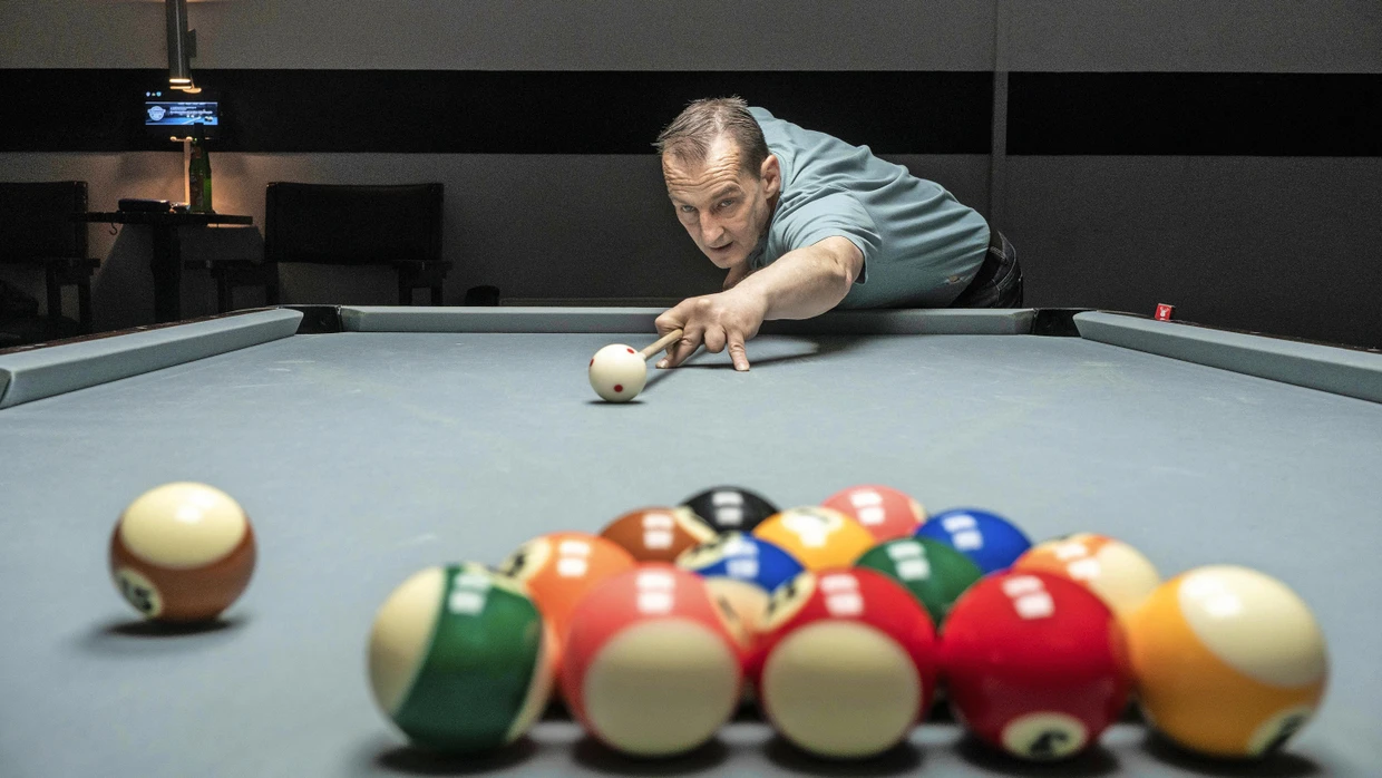 „Ich habe nie gleichzeitig Drogen genommen und Billard gespielt. Billard war heilig für mich“, sagt Dirk Richter, hier im Vereinsheim des PBV Pinneberg.