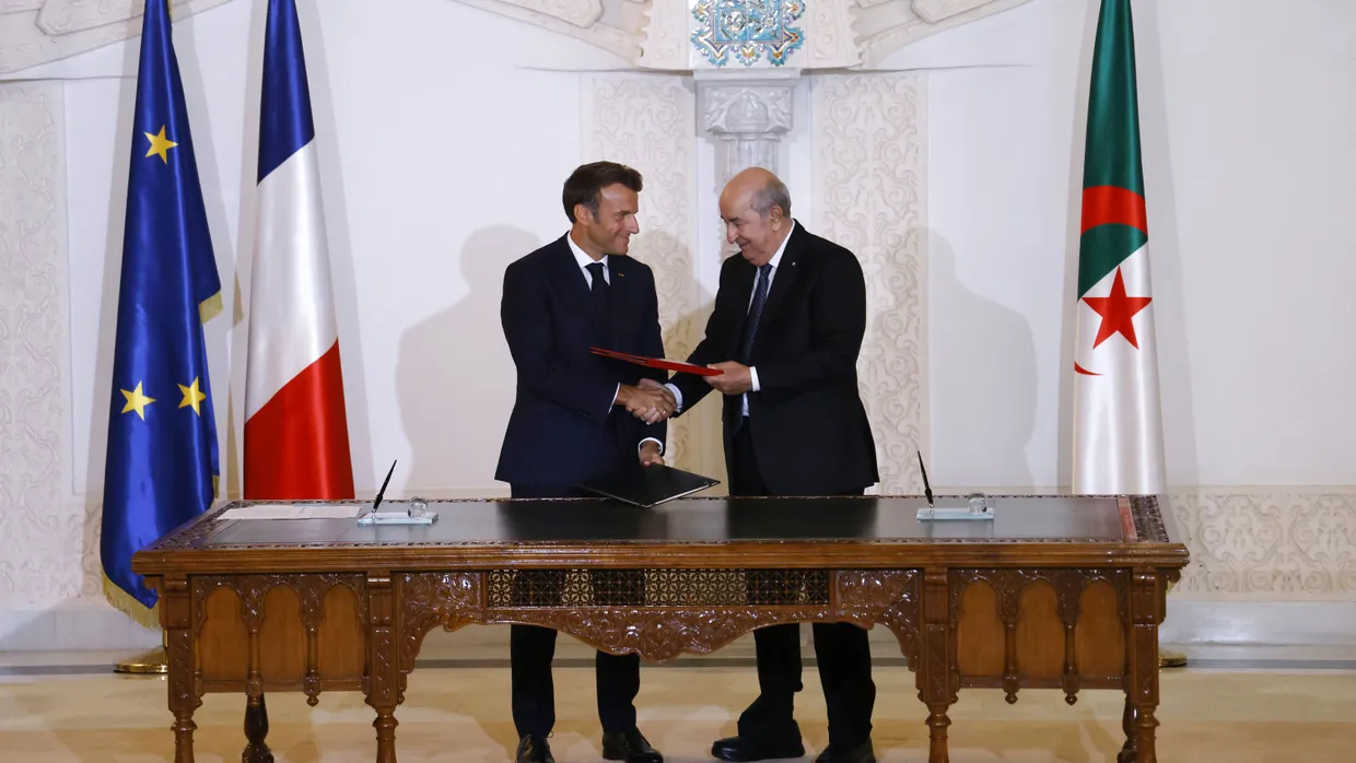 Emmanuel Macron, Präsident von Frankreich, und Abdelmadjid Tebboune, Präsident von Algerien während einer Unterzeichnungszeremonie am Flughafen von Algier Ende August 2022