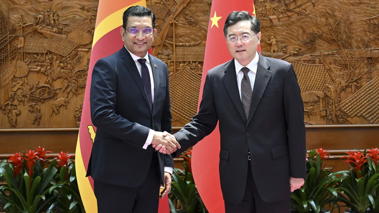 Eines der letzten Bilder von Qin: Am 25. Juni traf er den Außenminister Sri Lankas, Ali Sabry, in Peking