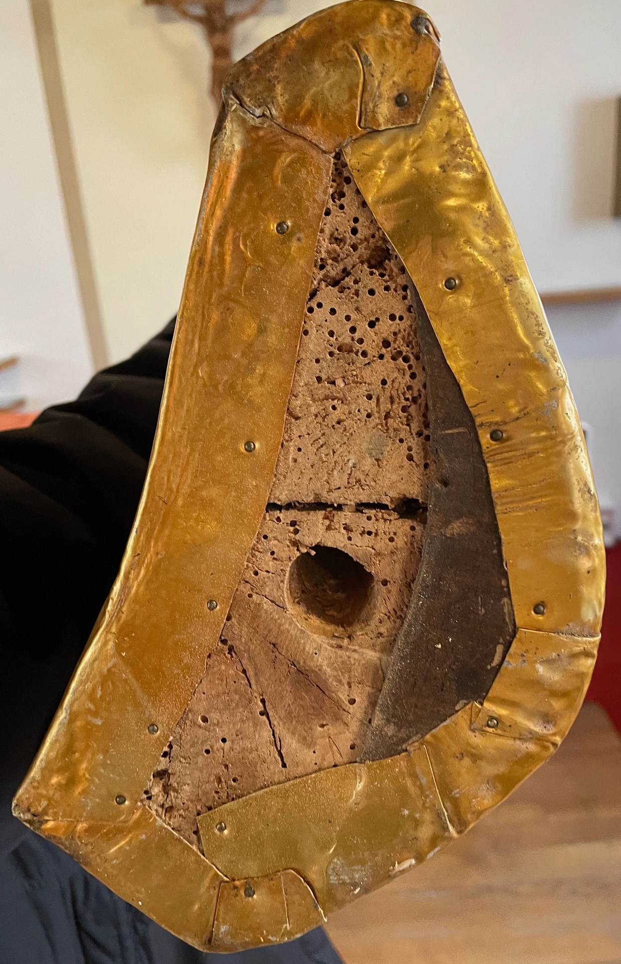 Die Unterseite der Basis der Pulsnitzer Madonna von Elly-Viola Nahmmacher