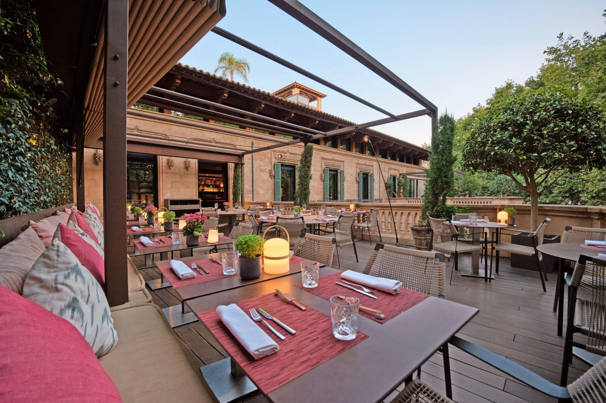 Relájate a todo lujo: una de las dos terrazas del Hotel Can Alomar