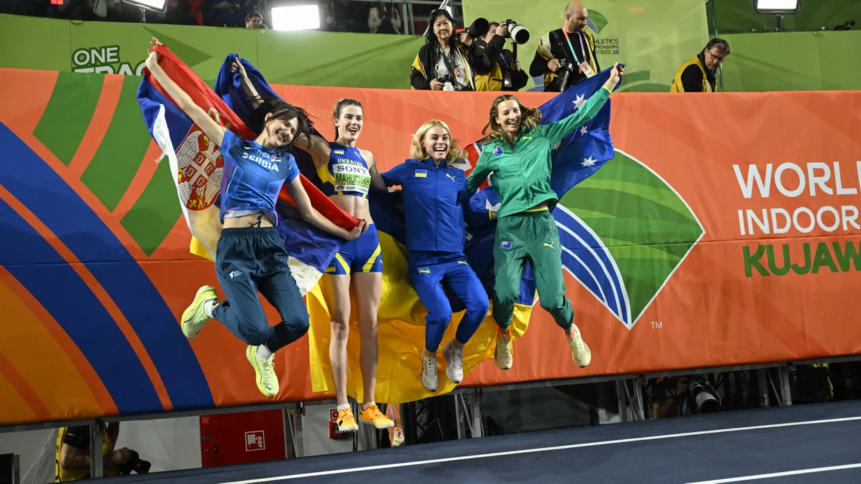 Fliegende Hochspringerinnen: Angelina Topic (l.), Nicola Olyslagers (r.) und Julija Lewtschenko (2.v.r) feiern gemeinsames Silber. Jaroslawa Mahutschich (2.v.l.) gewinnt mal wieder Gold.