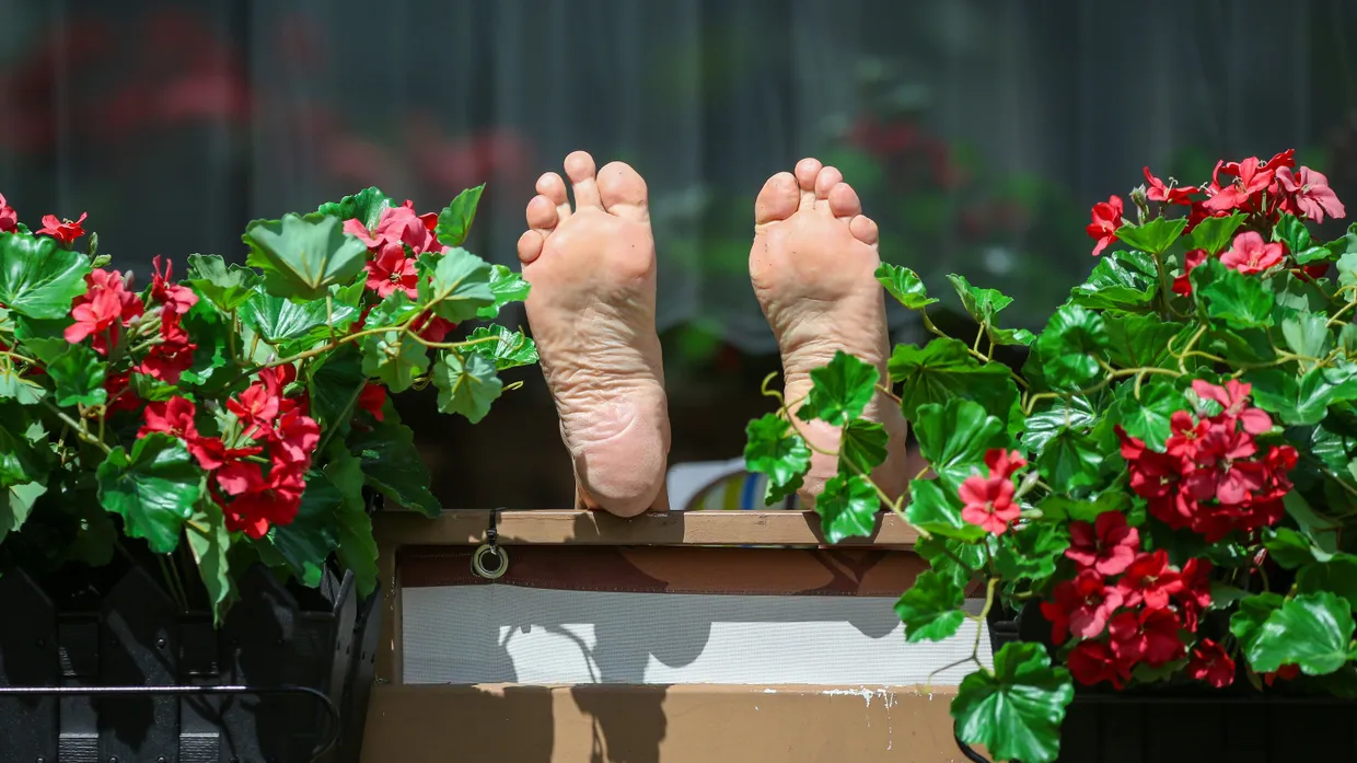 Urlaub auf dem eigenen Balkon. Vielen Deutschen fehlt das Geld, um zu verreisen. Gerade Alleinerziehende und Familien mit vielen Kindern sind betroffen.