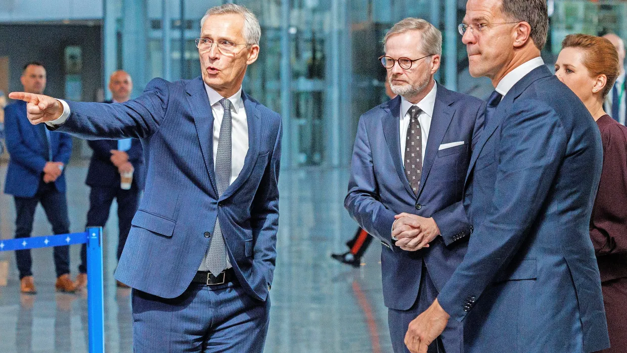 Gemeinsam: NATO-Generalsekretär Jens Stoltenberg mit den Regierungschefs Petr Fiala, Mark Rutte and Mette Frederiksen (v.l.)