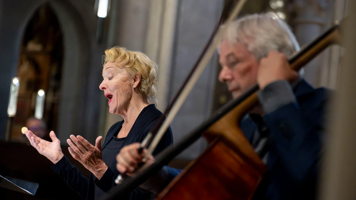 Maria Husmann (singend) mit dem Bassisten Nieck de Groot