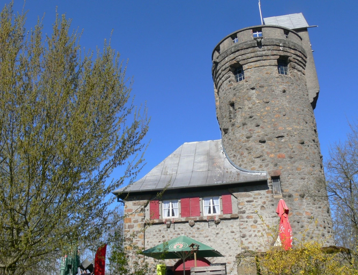En Hemsberg se encuentra la torre redonda de 22 metros de altura que lleva el nombre del príncipe Bismarck y fue construida por Heinrich Metzendorf.