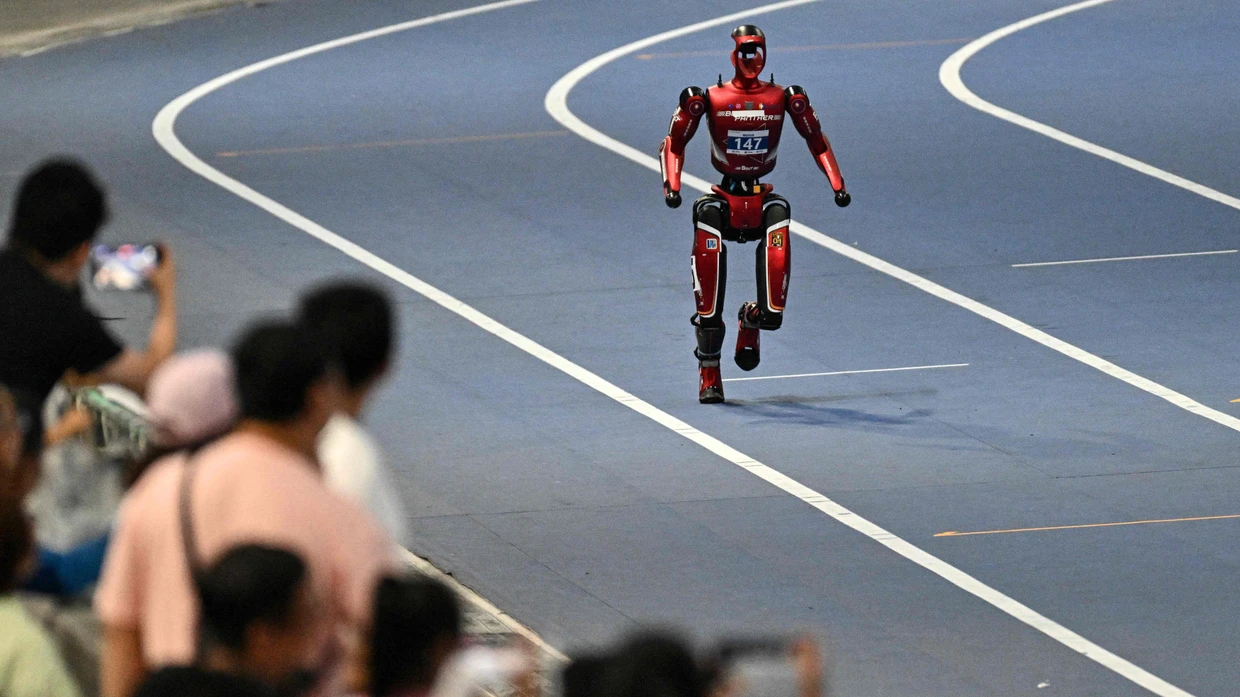 Ein humanoider Roboter bei einem Wettkampf am ersten Tag der Weltmeisterschaft humanoider Roboter in Peking