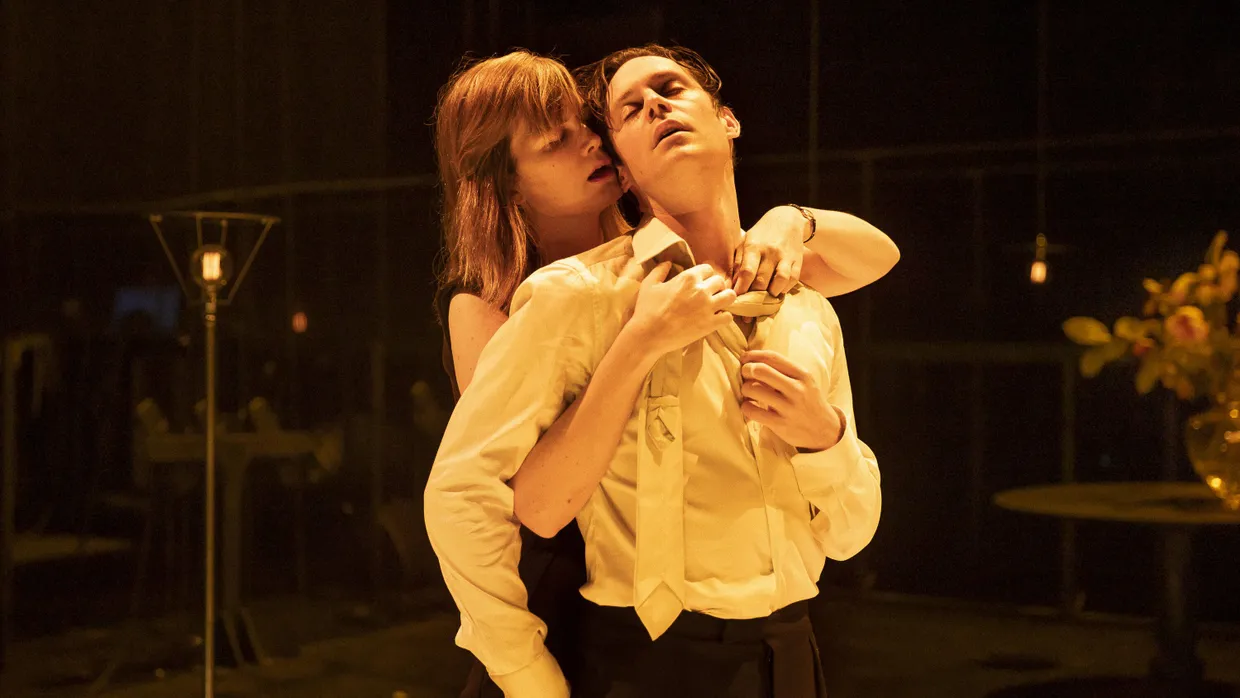 Interpretatorischer Übergriff: Elmire (Marina Hands) macht sich an Tartuffe (Christophe Montenez) heran