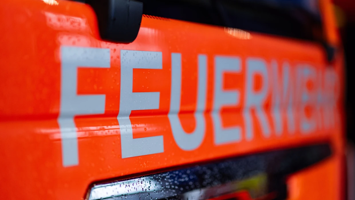 Die Feuerwehr musste in Frankfurt-Höchst nach einer Brandstiftung mehrere Menschen aus einem Haus retten.