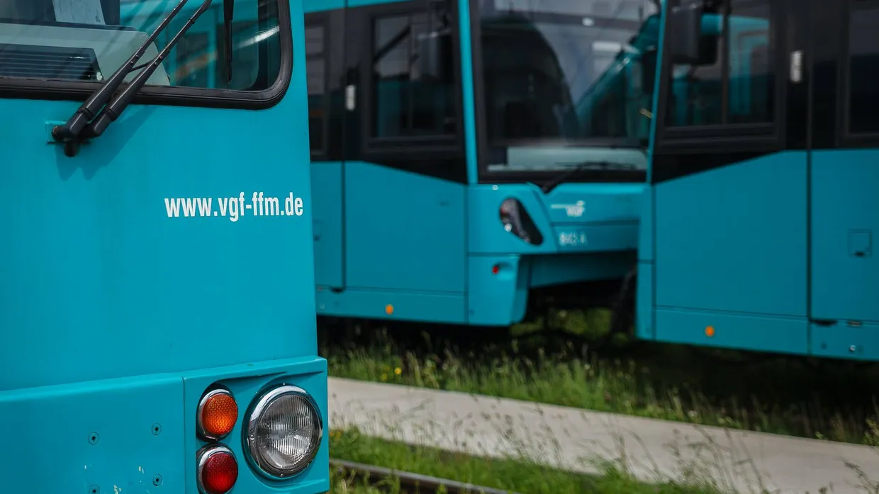 In Frankfurt sollen Busse und Bahnen künftig in nachfrageschwachen Zeiten am Samstagmorgen und am Sonntagvormittag weniger fahren