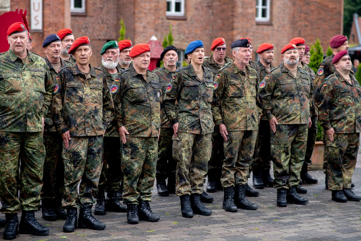 Reservisten stehen am Nationalen Veteranentag im Juni 2025 für einen Reservistenappell mit Schwurbekräftigung in der Zitadelle Vechta vor dem Zeughaus und singen die deutsche Nationalhymne.