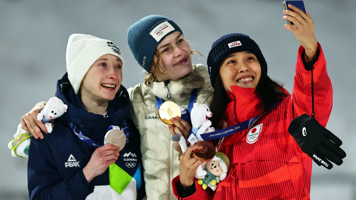 Nika Prevc (links) wird Zweite im Skispringen hinter Olympiasiegerin Anna Odine Strøm (Mitte), und vor Nozomi Maruyama aus Japan.