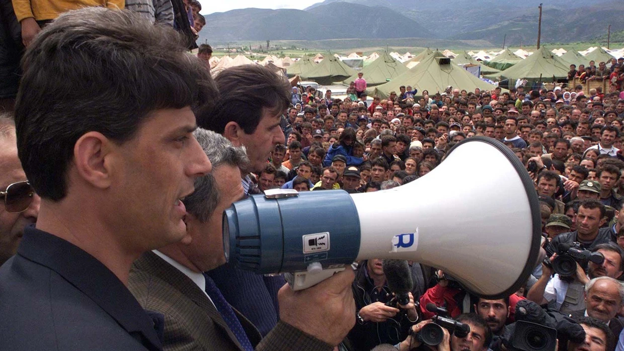 Als Führer der „Befreiungsarmee Kosovo“ spricht Hashim Thaçi am 14. Mai 1999 zu kosovarischen Flüchtlingen in der nordalbanischen Stadt Kukes.