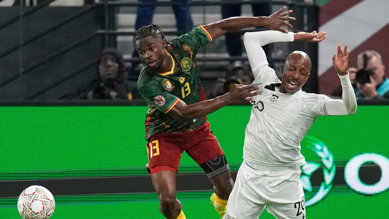 Kameruns Darlin Yongwa und Südafrikas Khuliso Mudau kämpfen um den Ball.